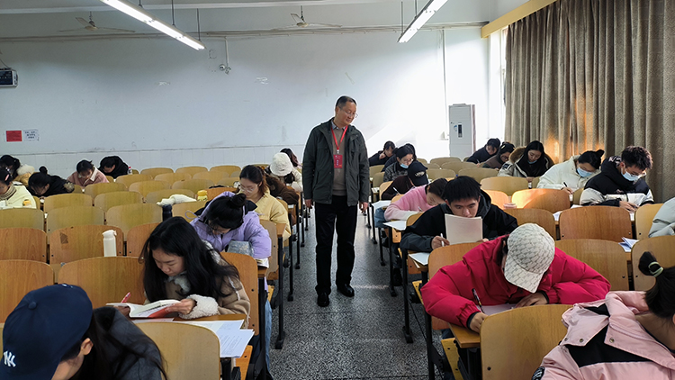 1月期末考试巡考(汇东)8.jpg 1月期末考试巡考(汇东)8.jpg