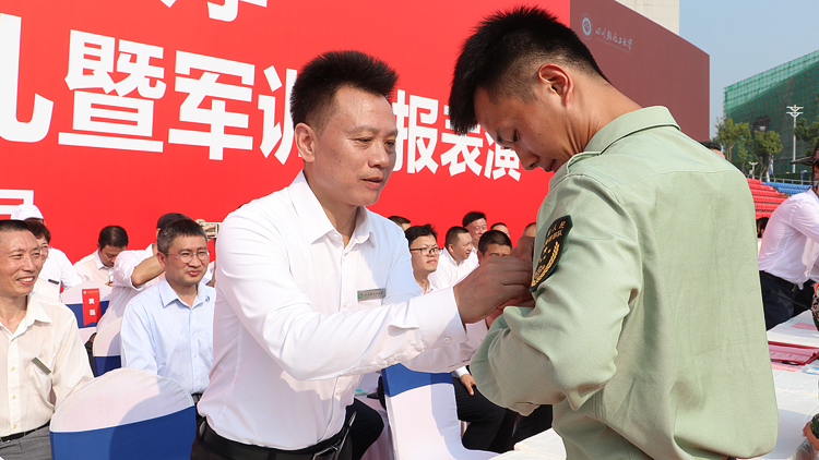 校长授勋.jpg 校长授勋.jpg