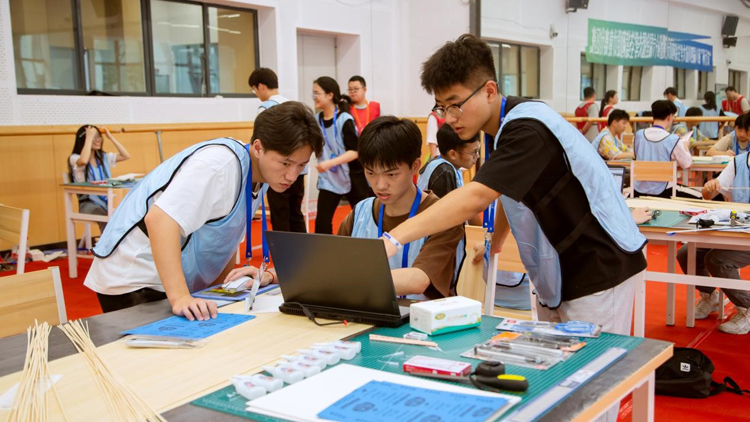 4结构组现场模型制作.jpg 4结构组现场模型制作.jpg