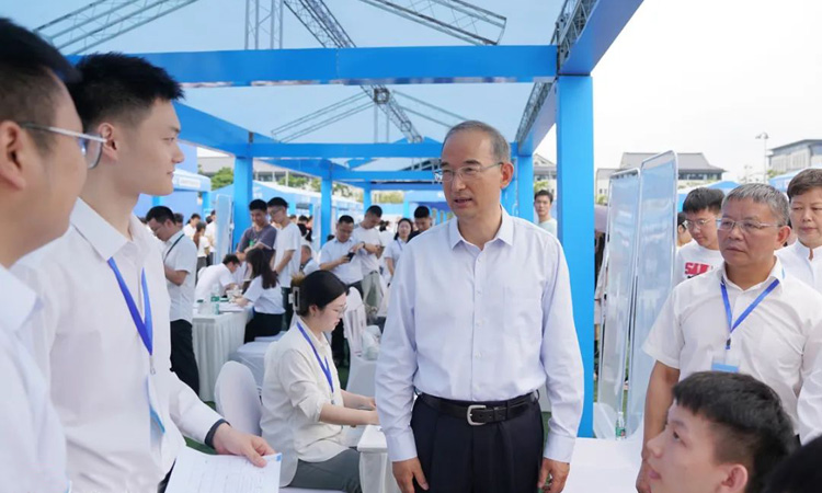 王书记陪同黄强省长巡场.jpg 王书记陪同黄强省长巡场.jpg