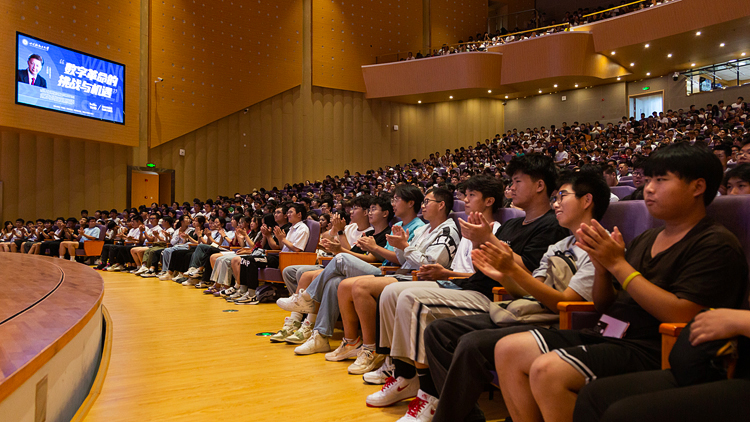 XCB_8145.jpg XCB_8145.jpg