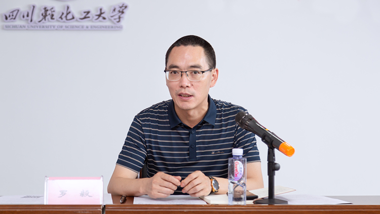 罗部讲话.jpg 罗部讲话.jpg