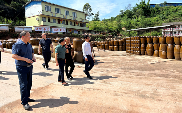 副校长罗惠波出席荣县2023年新教师入职培训班开班仪式并考察调研荣县陶坛产业2.png 副校长罗惠波出席荣县2023年新教师入职培训班开班仪式并考察调研荣县陶坛产业2.png