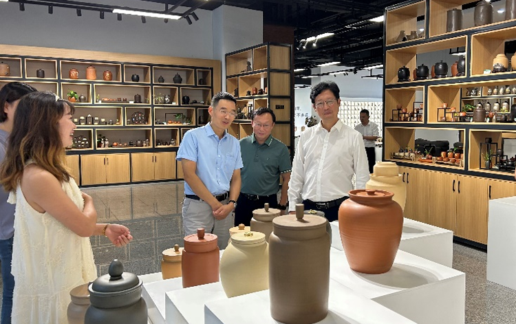 副校长罗惠波出席荣县2023年新教师入职培训班开班仪式并考察调研荣县陶坛产业3.png 副校长罗惠波出席荣县2023年新教师入职培训班开班仪式并考察调研荣县陶坛产业3.png