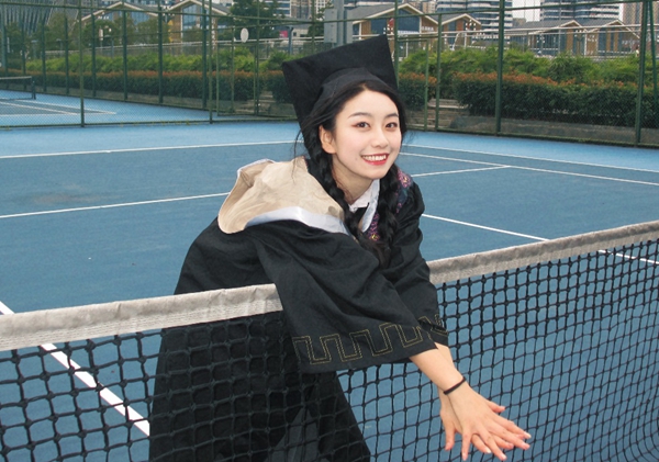 何洋.jpg 何洋.jpg