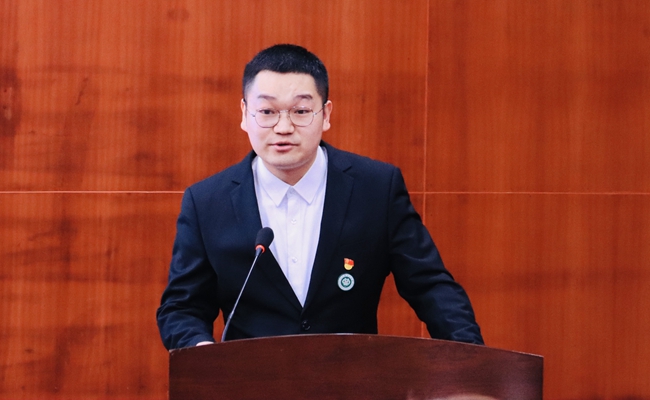 杨锐生活照.jpg 杨锐生活照.jpg