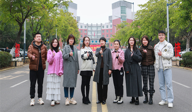 办公室团队照片.jpg 办公室团队照片.jpg