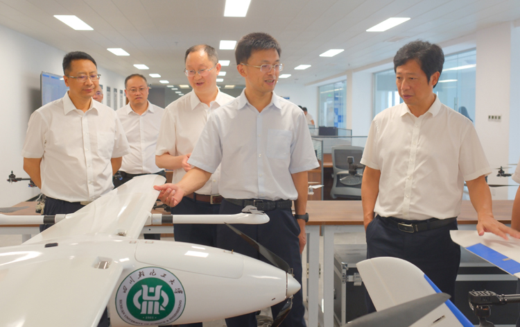 图4-领导参观智能无人系统研究院及无人机产业学院照.JPG 图4-领导参观智能无人系统研究院及无人机产业学院照.JPG