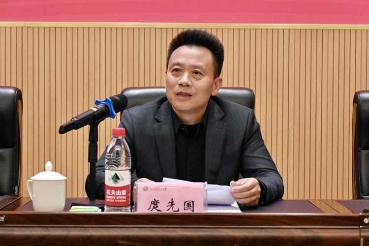 校长发言.jpg 校长发言.jpg